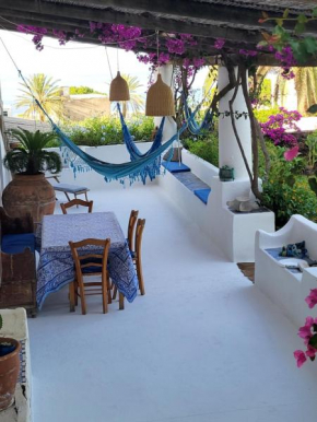 Antica casa eoliana con terrazza vista sul faro di Strombolicchio e giardino